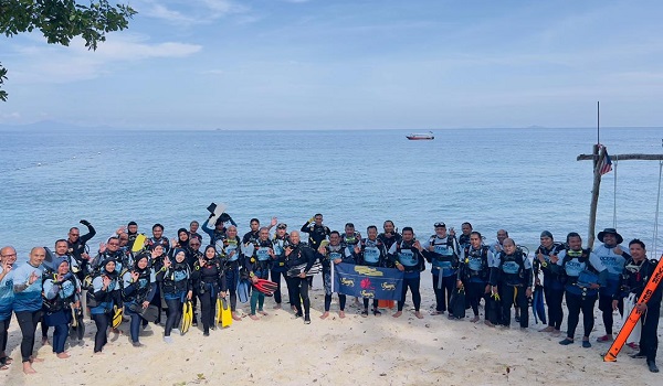 Pengurusan tertinggi UM bersama Dekan dan Pengarah menyertai program berkonsepkan selaman sedalam 20 meter di Pulau Bidong./ Foto UM